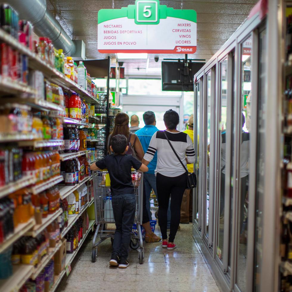 Los supermercados, farmacias, y el comercio, en general cerrarán sus locales hoy más temprano. (GFR Media/Archivo)