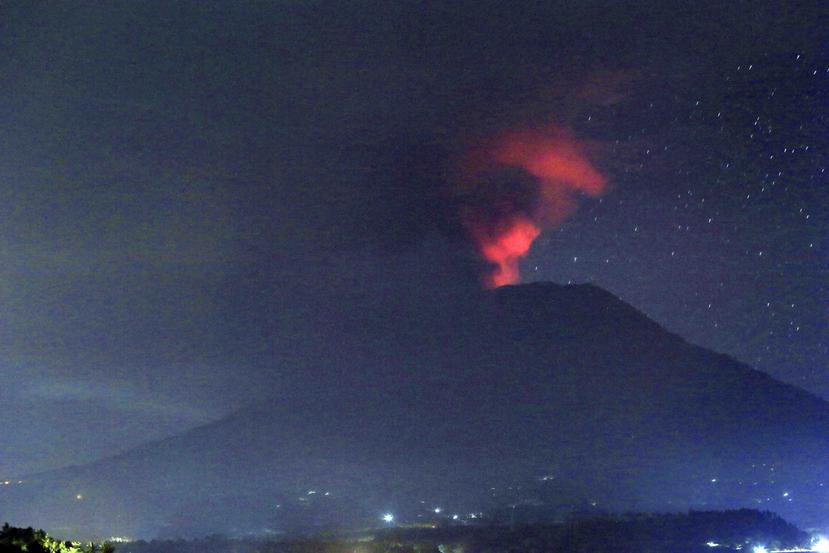 Vista del volcán Monte Agung en erupción en Karangasem, en la isla de Bali, Indonesia. (AP / Firdia Lisnawati)