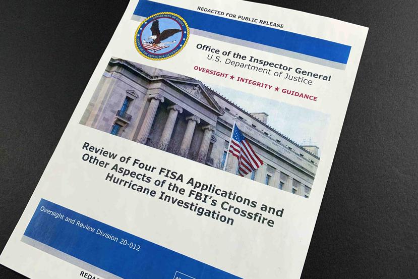La portada del reporte presentado por la inspección general del Departamento de Justicia, en Washington. (AP/Jon Elswick)