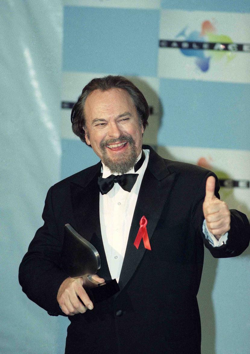 El actor saluda a fotoperiodistas en enero de 1995 tras ganar un premio como Mejor Actor en una Comedia por "The Larry Sanders Show". (Archivo/ AP)