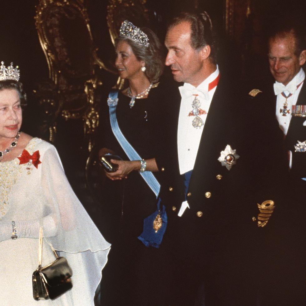 La reina Elizabeth II de Inglaterra es acompañada por el rey Juan Carlos, junto a la reina Sofía y el duque de Edimburgo, momentos antes de una cena de gala celebrada en el Palacio Real de Madrid en octubre de 1988.
