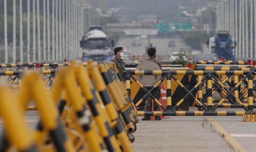 Soldados militares de Corea del Sur están en formación en las barricadas que ubican en el puente de la unificación que da paso a la zona desmilitarizada. (AP)