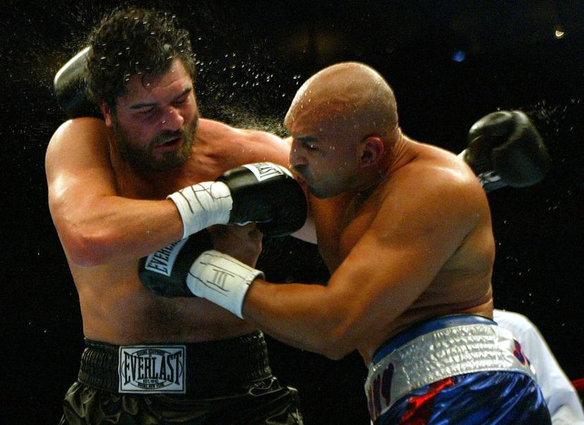 John Ruiz (izquierda) y Fres Oquendo intercambian golpes  durante el séptimo asalto de su combate en Nueva York.