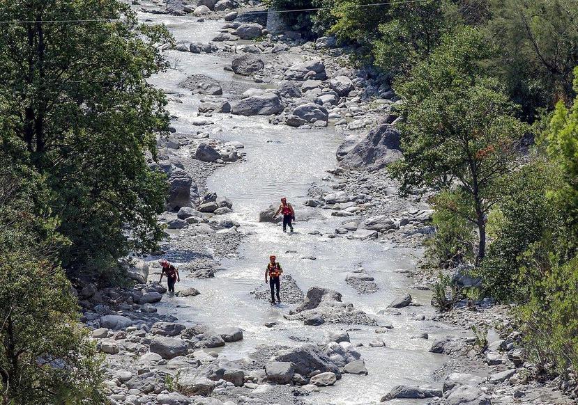 Rescatistas inspeccionan el curso del río Raganello, en Italia. (AP)