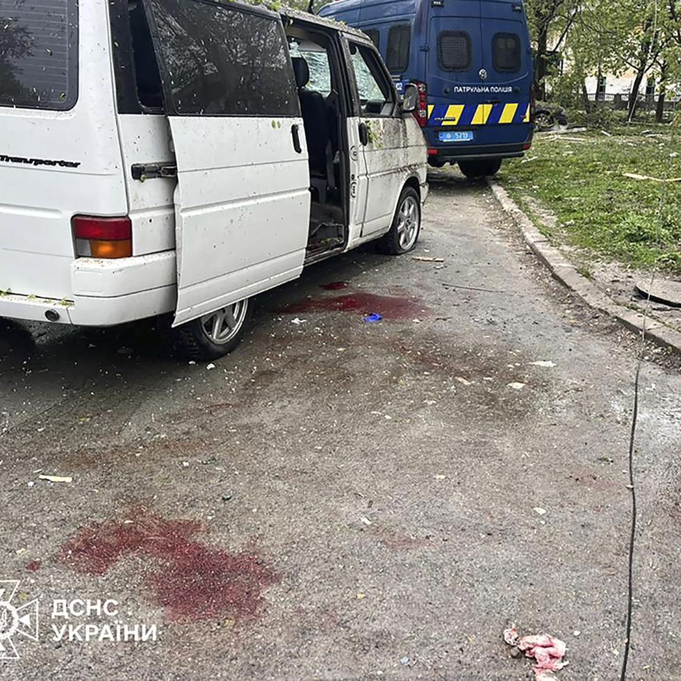 En esta imagen publicada por el Servicio Ucraniano de Emergencias, se puede percibir sangre junto a un vehículo dañado por un ataque de misiles rusos en la ciudad de Chernígov, Ucrania,