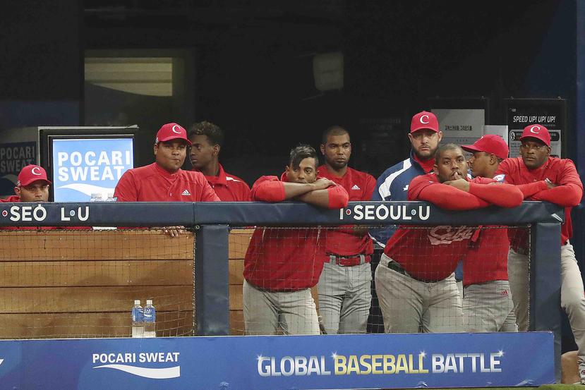 Los jugadores de Cuba reaccionan en la cueva tras perder 7-0 ante el anfitrión Corea del Sur en el torneo Preolímpico de béisbol, en Seúl. (AP/Ahn Young-joon)