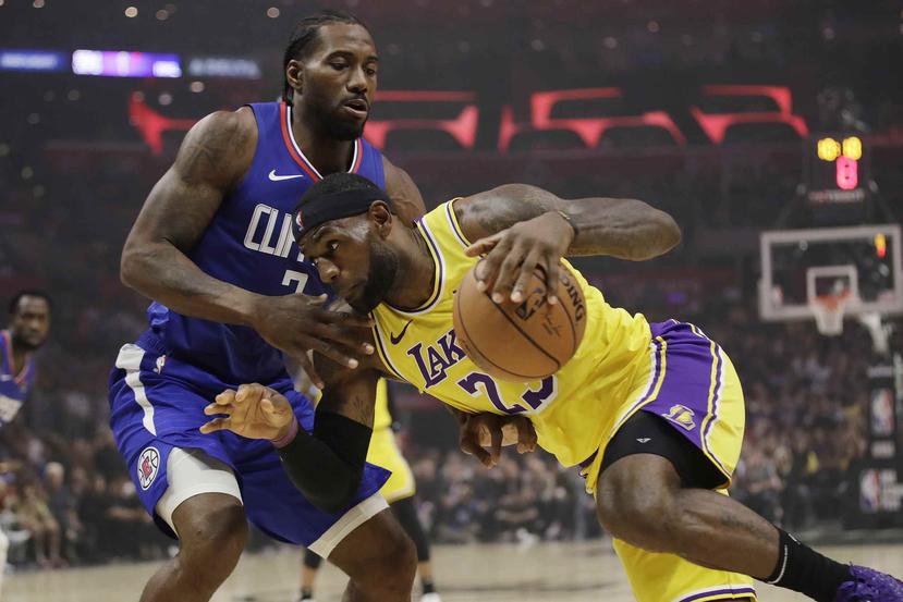 Kawhai Leonard, de los Clippers, frente a LeBron James, de los Lakers. (AP)