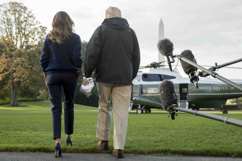 El presidente Donald Trump y la primera dama Melania Trump caminan hacia el helicóptero presidencial para ir a Puerto Rico. (AP / Andrew Harnik)