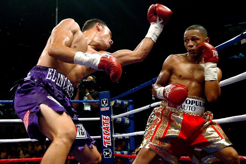 Iván Calderón  evade un golpe de Hugo Cázares durante la segunda pelea que ambos protagonizaron en el 2008. (Archivo)