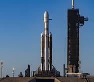 Fotografía cedida este miércoles por SpaceX en la que se registró el cohete Falcon que lleva la misión ViaSat-3 Americas, instalado en la plataforma de lanzamiento LC-39A, en Cabo Cañaveral (Florida, EE.UU.). EFE/SpaceX
