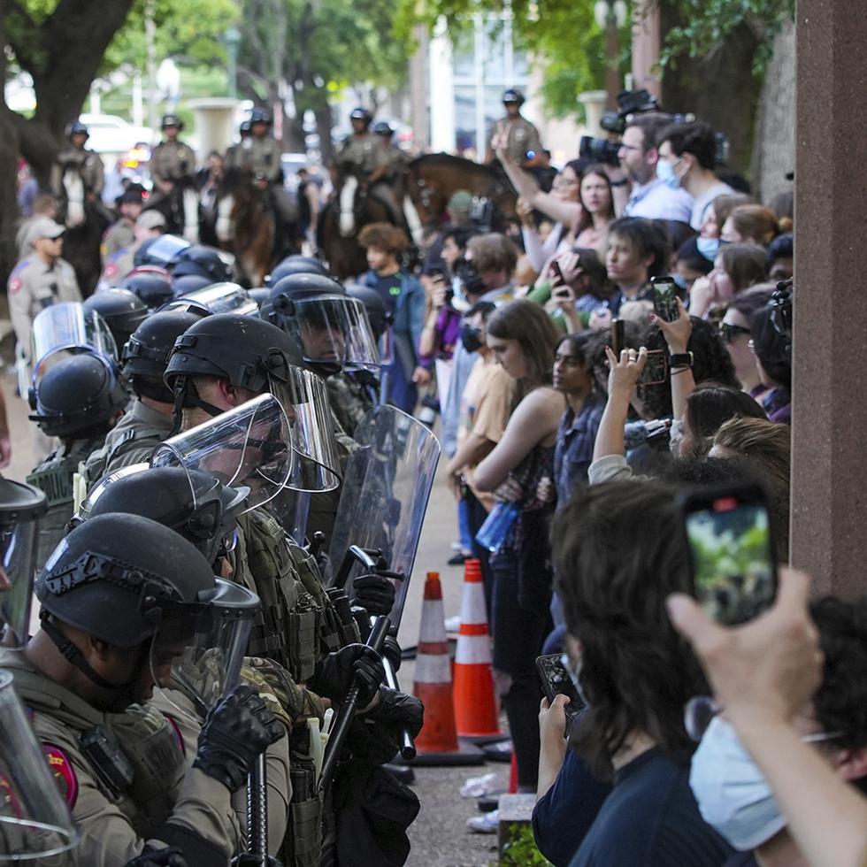 Cientos de policías locales y estatales —algunos de ellos a caballo y con porras en la mano— protagonizaron choques contra los manifestantes en el recinto de Austin de la Universidad de Texas.