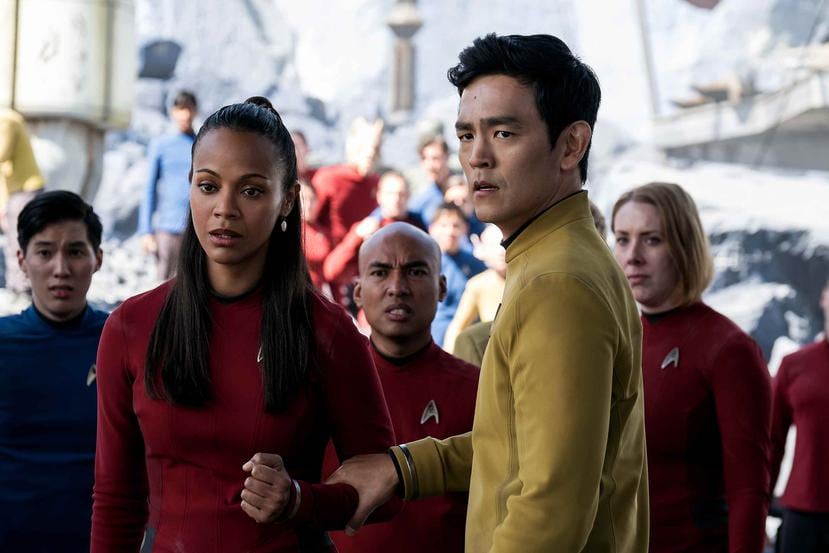Zoe Saldaña y John Cho, en una escena de Star Trek Beyond. (Kimberley French/Paramount Pictures / AP)
