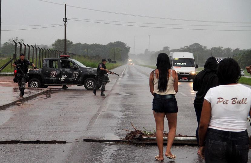 Fotografía cedida por O Liberal que muestra policías durante un operativo hoy, martes 10 de abril de 2018, en Belén (Brasil). (Agencia EFE)