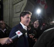 El primer ministro de Canadá, Justin Trudeau, sale de su oficina después de alcanzar un acuerdo en las renegociaciones del TLCAN en Ontario. (AP)