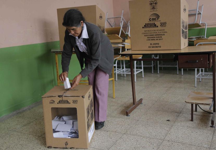 Según el titular de la diplomacia del país andino, en el exterior están empadronados para votar unos 378,000 ecuatorianos. (AP)