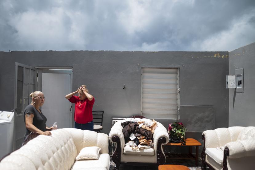 En la foto Evelyn Cardín perdió el techo de su residencia en el Barrio Pasto, donde vive también su hermana Delia Cardín.