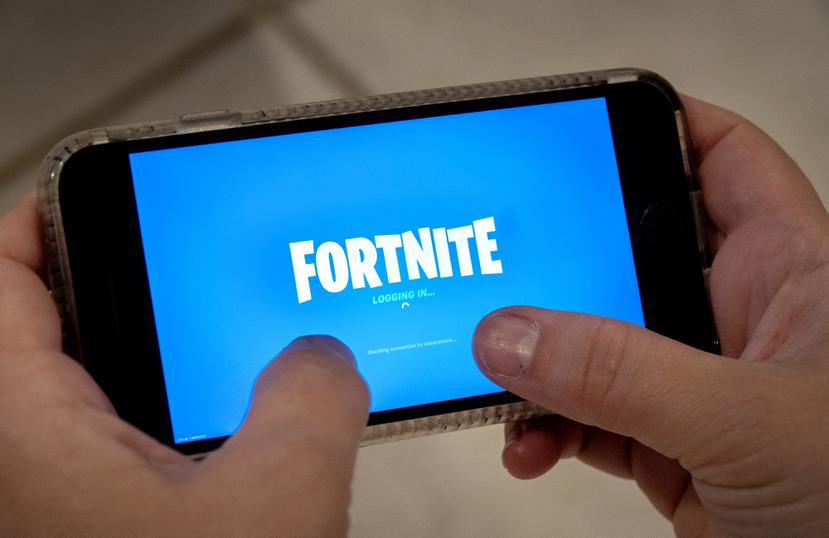 Una persona jugando Fortnite en un teléfono celular, en una fotografía de archivo.