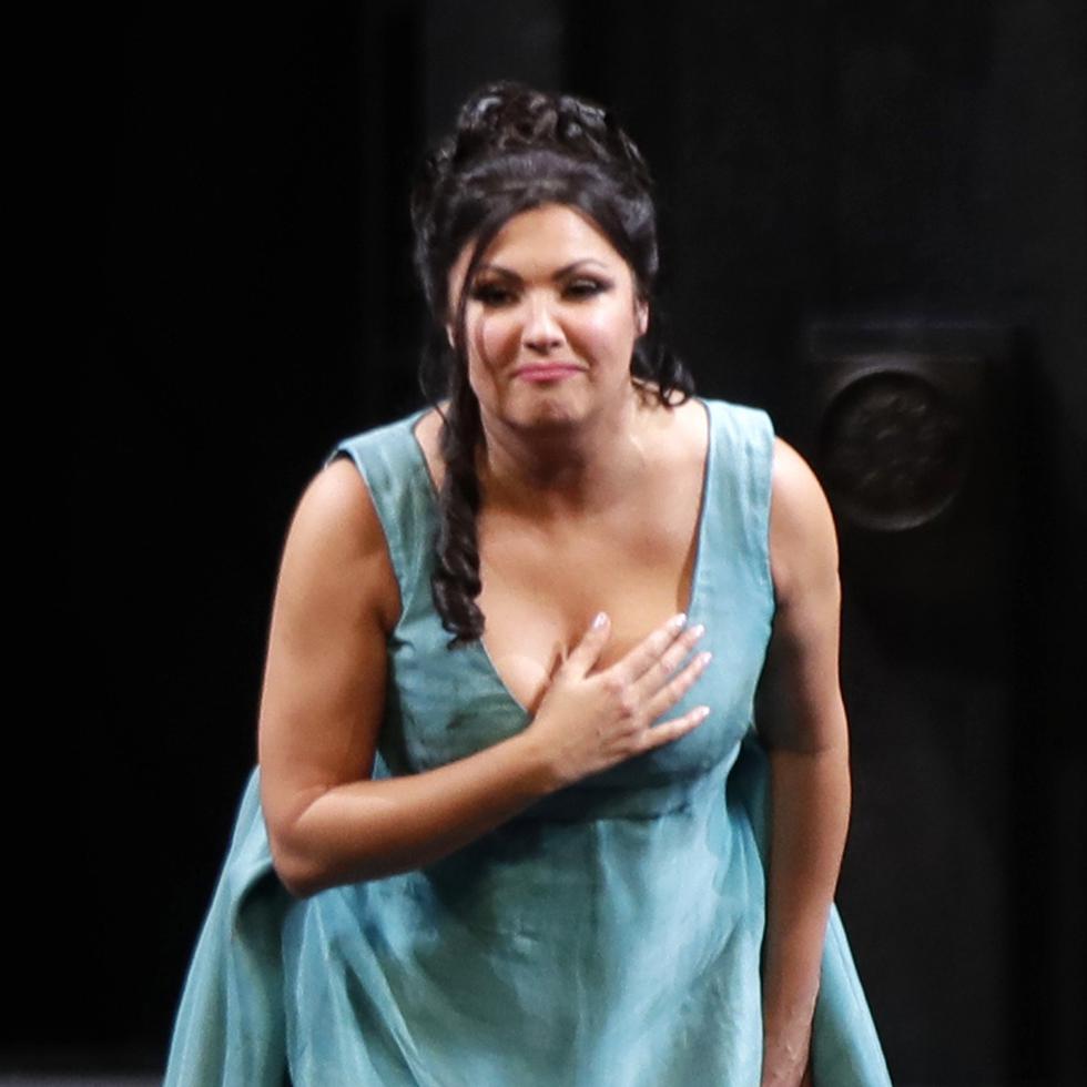 La soprano rusa Anna Netrebko hace una reverencia al final de la función inaugural de la temporada de La Scala de la ópera "Tosca" de Giacomo Puccini en La Scala de Milán el 7 de diciembre de 2019.