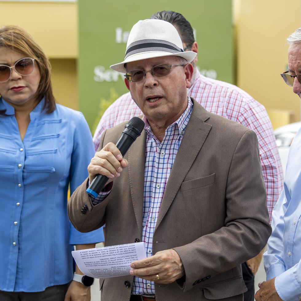 César Vázquez, presidente de Proyecto Dignidad (al centro), se echó a un lado para permitir que el alcalde de San Sebastián, Javier Jiménez, sea el próximo candidato a la gobernación de cara a las elecciones de 2024.