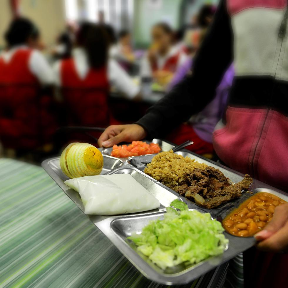 La directora de la Autoridad Escolar de Alimentos, Francheska Reyes, informó que cerca del 60% de los estudiantes de las escuelas públicas participan de los servicios de comedores escolares, ya sea para consumir desayuno o almuerzo.