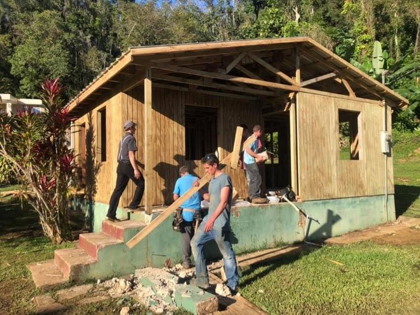 La organización sin fines de lucro Endeavors consigue voluntarios y recursos para reparar viviendas y techos dañados por el huracán María, además de participar como proveedor de servicios en otros programas con fondos federales.