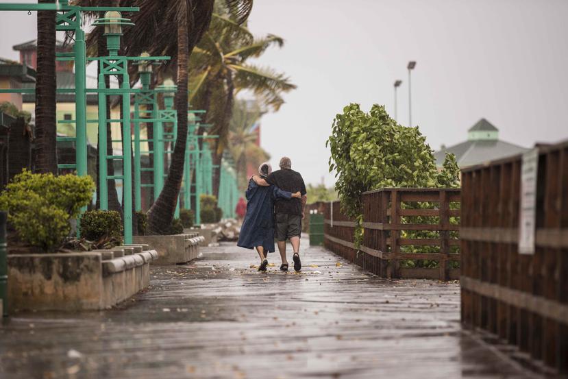 Algunas personas llegaron hasta la Guacha en Ponce para apreciar las inclemencias del tiempo durante el paso del huracán Irma por Puerto Rico.