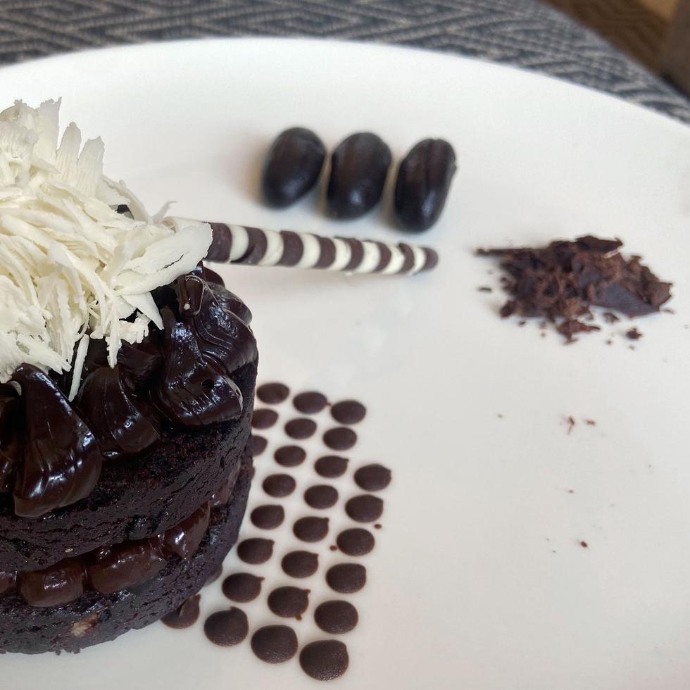 Bizcocho de chocolate con ganache, rayadura de chocolate blanco y chocolate oscuro, confeccionado por el chef peruano Jesús Gámez, del hotel Renaissance Santo Domingo Jaragua Marriott.