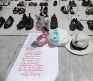 Fotos de archivo de manifestación en el Capitolio donde dejaron zapatos en reclamo por la forma en que el gobierno manejó las muertes asociadas al huracán María.
