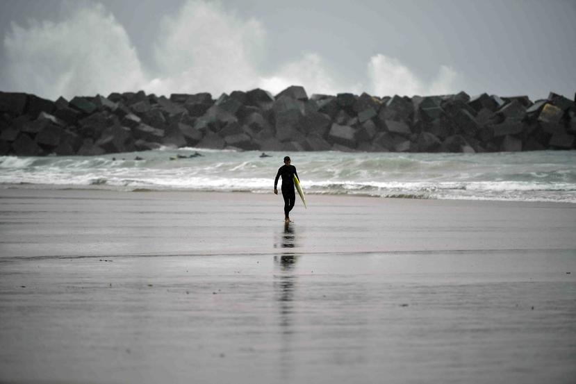 Los surfers aprovecharon el oleaje causado por el huracán Leslie. (AP)