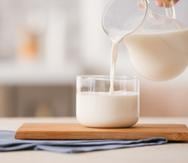 La recomendación en una dieta de 2,000 calorías diarias es incluir 24 onzas de leche cada día, o tres tazas de ocho onzas.