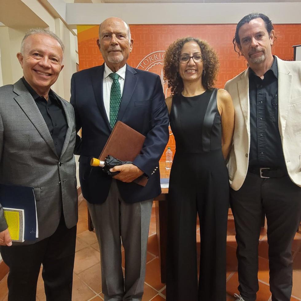 Desde la izquierda, Dennis Alicea, Edgardo Rodríguez Juliá, Beatrriz Cruz Sotomayor y Christopher Powers en la presentación del libro "Encuentros en el territorio Rodríguez Juliá".