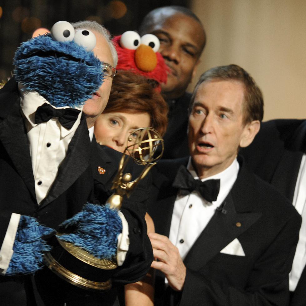 Bob McGrath, a la derecha, durante la entrega de los premios Emmy en 2009, falleció a los 90 años.
