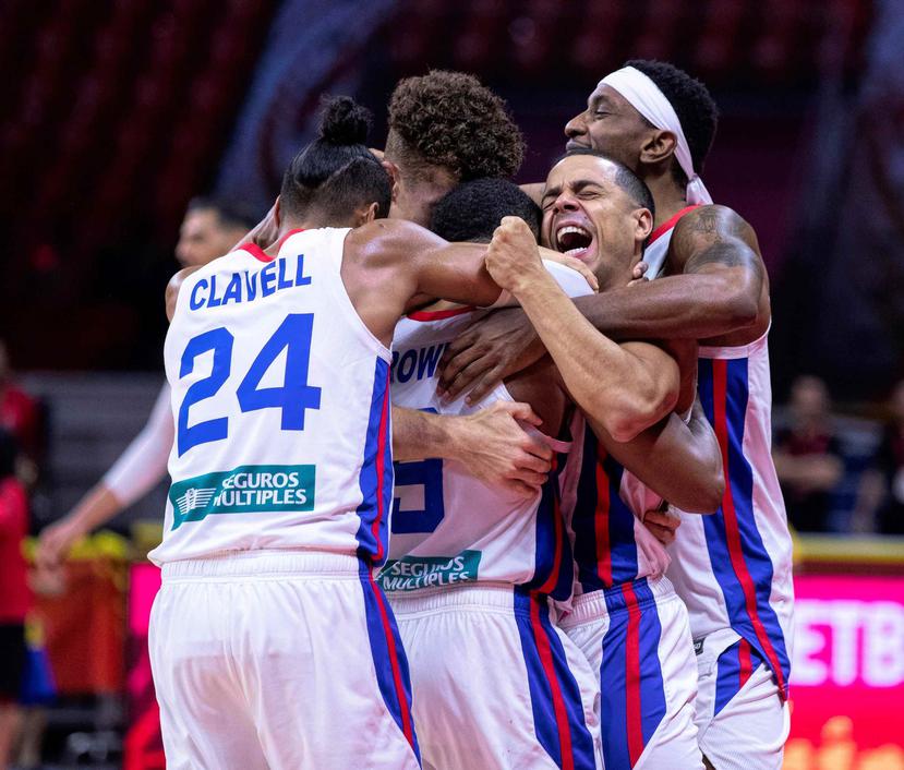 El equipo de Puerto Rico celebra tras vencer a Túnez y pasar a la segunda fase.