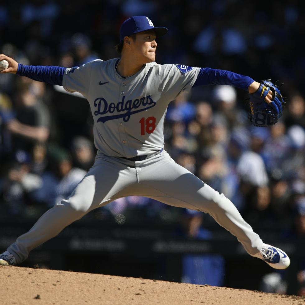 El abridor de los Dodgers de Los Ángeles Yoshinobu Yamamoto lanza durante la primera entrada del juego de béisbol ante los Cubs.