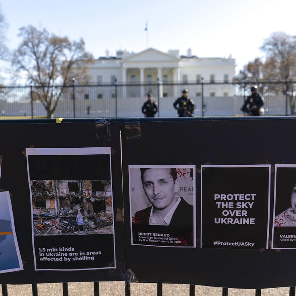 Foto de archivo de letreros y fotografías de personas asesinadas, incluido el periodista Brent Renaud, cuelgan de una cerca durante una protesta contra la invasión rusa de Ucrania en el Parque Lafayette cerca de la Casa Blanca.