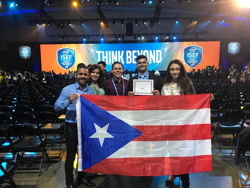 Joshua Santiago posa con la bandera de Puerto Rico y el Premio Oracle que obtuvo en el Intel ISEF. (Suministrada)