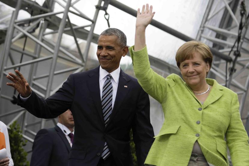 La intervención de Merkel y Obama, el primer gran acto en Europa del estadounidense desde que dejó el cargo, se centrará en la necesidad de asumir responsabilidades, en casa y en el mundo, en una "democracia comprometida". (AP)