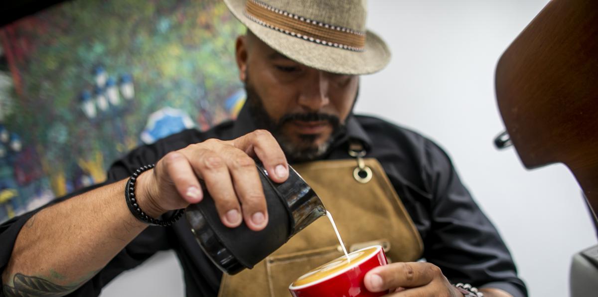 Miguel tiene la estación "Passion Coffee Service" que lleva a actividades, reuniones y convenciones.