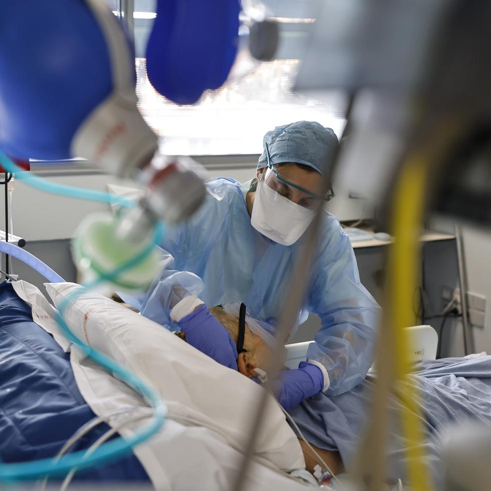 Personal médico atiende a un paciente con COVID-19 en la unidad de cuidados intensivos de un hospital.