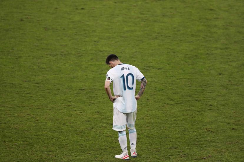 Lionel Messi, de la selección argentina, mira al césped durante la semifinal de la Copa América frente a Brasil en Belo Horizonte en julio 2019. (AP)