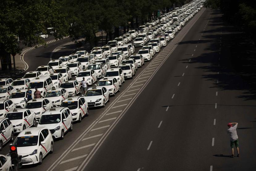 Más de 5,000 taxistas españoles tienen bloqueado el Paseo de la Castellana en Madrid. (AP)