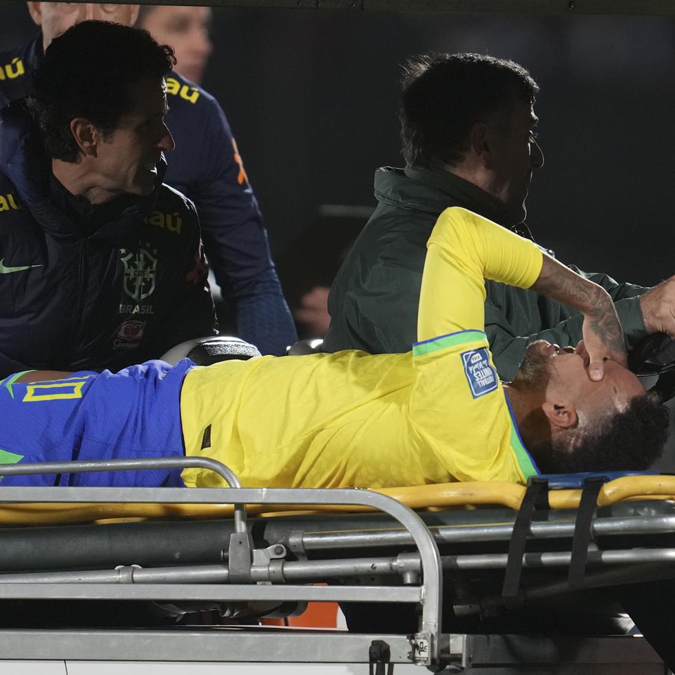 Neymar, de la selección de Brasil, es retirado de la cancha en camilla tras lesionarse en el encuentro de la eliminatoria mundialista ante Uruguay, el martes 17 de octubre de 2023.