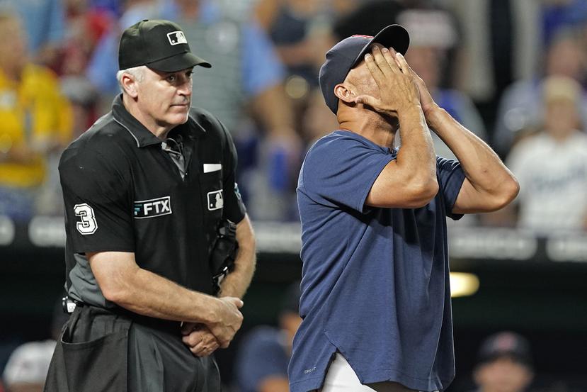 Alex Cora, dirigente de los Red Sox, reacciona luego de ser expulsado del partido por el umpire Bill Welke.