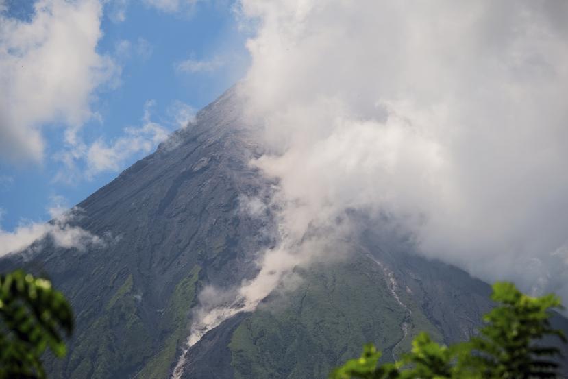 El volcano Mayon arroja una nube de humo blanco, visto desde Daraga, en la provincia de Albay, en el centro de Filipinas, el 8 de junio de 2023.