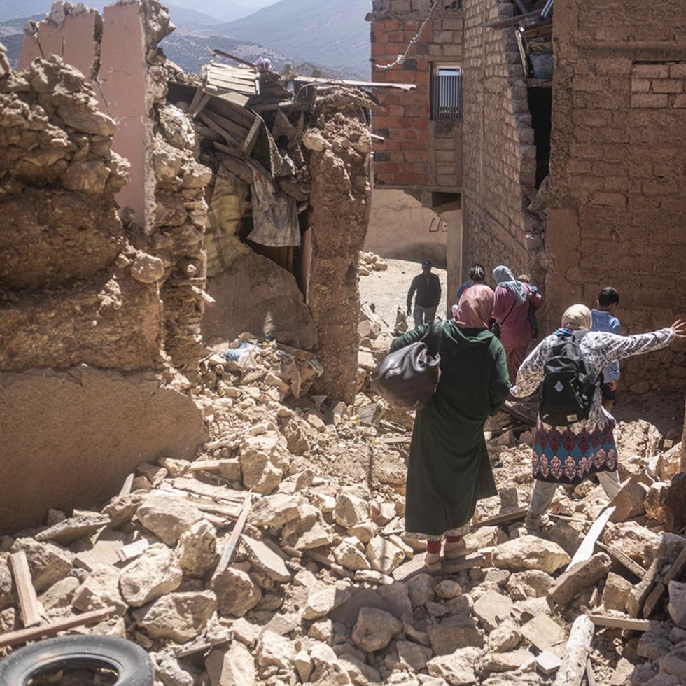 Residentes huyen de sus hogares luego de un sismo en la aldea Moulay Brahim, cerca del epicentro del terremoto, en las afueras de Marrakech, Marruecos.