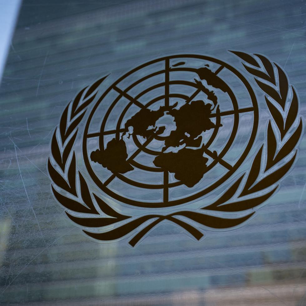 ARCHIVO - El símbolo de Naciones Unidas se ve ante el edificio del secretariado de la ONU el 28 de febrero de 2022 en la sede de Naciones Unidas. (AP Foto/John Minchillo, Archivo)