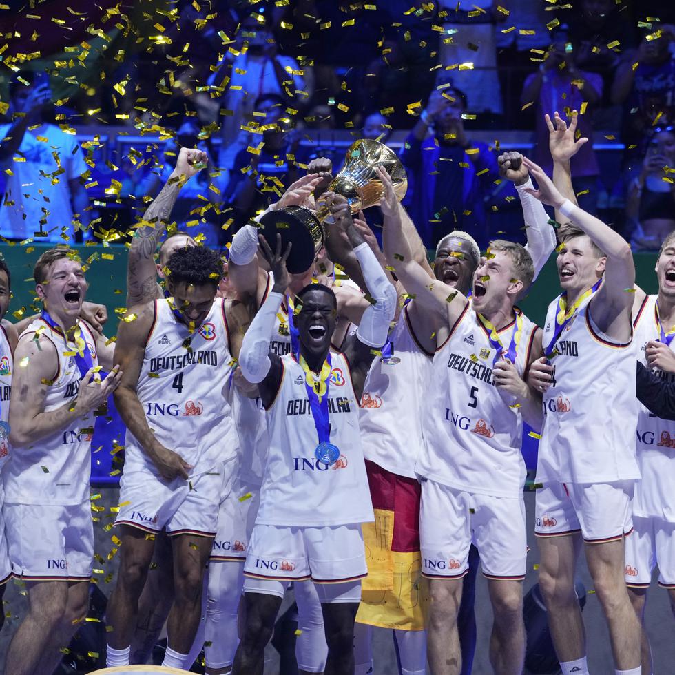 Los jugadores de Alemania celebran en el podio con el trofeo.