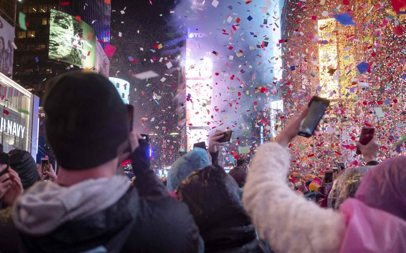 La multitud celebrando el Año Nuevo en Times Square, ciudad de Nueva York. (AP)