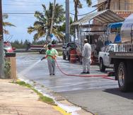Empleados de Cataño limpian las calles del pueblo.