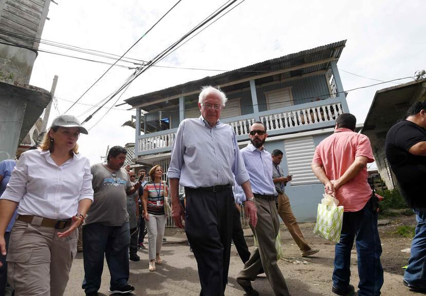 Bernie Sanders (centro) durante su visita en Puerto Rico en octubre de 2017. (GFR Media)